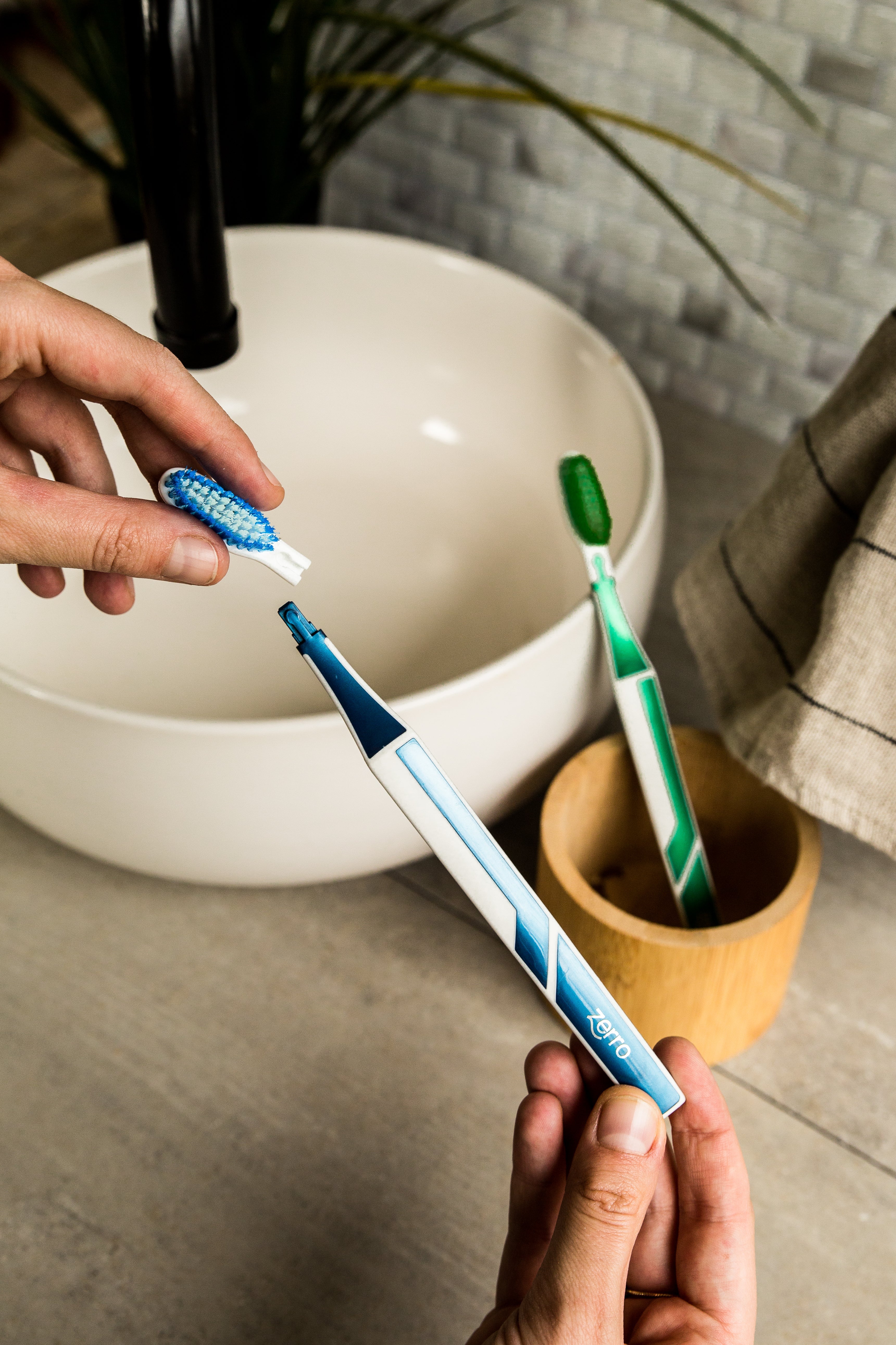 2 toothbrushes + 4 replacement heads (Red/Pink)